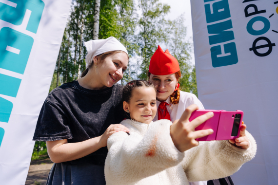 При поддержке СИБУРа известные российские блогеры Аня Виноград и Sandy Cheeks учили молодежь столицы Самотлора создавать экоконтент
